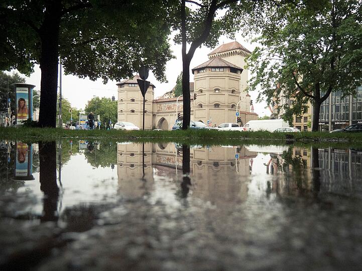 Nur scheinbar ein ganz natürliches Zusammenspiel von lokalem Regenwasser und Beton ist die Arbeit "Berliner Pfütze" von Kirsten Pieroth. Die Skulptur besteht aus einer in Berlin aufgesaugten Pfütze, die in München installiert wird.