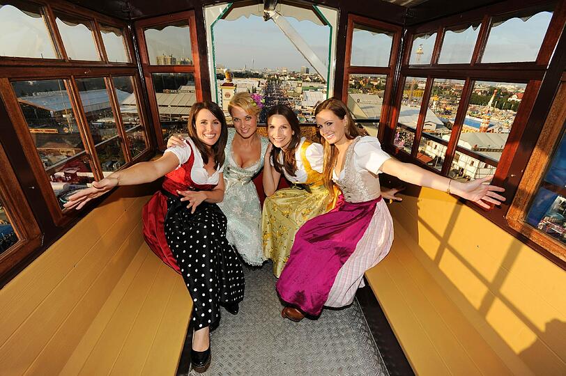 Promis auf dem Oktoberfest! Da geht dem Sportsfreund das Herzerl auf: Die Sportmoderatorinnen Britta Hofmann (Im Dirndl von Alpenprinzessin), Karolin Oltersdorf (Im Angermaier-Dirndl), Birgit Nössing (Das Dirndl) und Jessica Kastrop (Basler-Dirndl) zeigen ihre sexy Dirndl auf dem Oktoberfest. Die schönen Bilder.