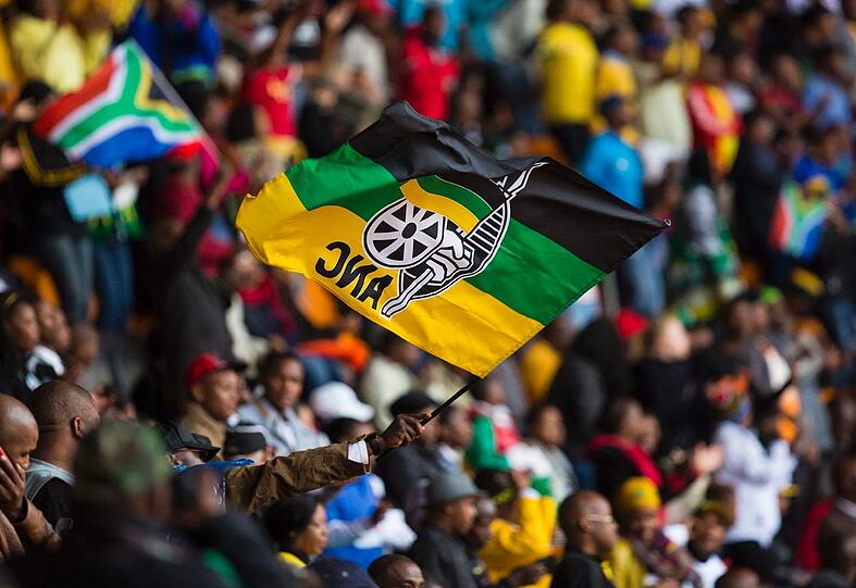 Südafrika verabschiedet sich von Nelson Mandela. Um 14 Uhr MEZ beginnt die gigantische Trauerfeier, die auf 90 Leinwände im Land übertragen wird. So langsam füllen sich die Plätze im Land. Hier die Bilder...