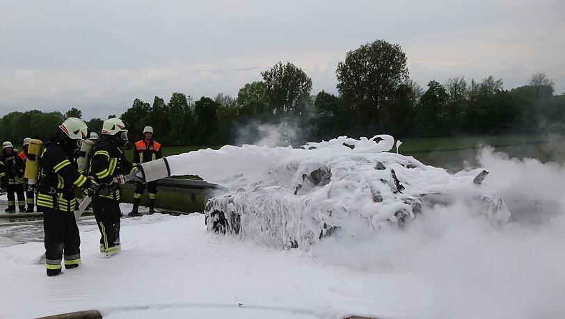 Die anrückende Feuerwehr griff zur Brandbekämpfung auf Löschschaum zurück. Die anrückende Feuerwehr griff zur Brandbekämpfung auf Löschschaum zurück.