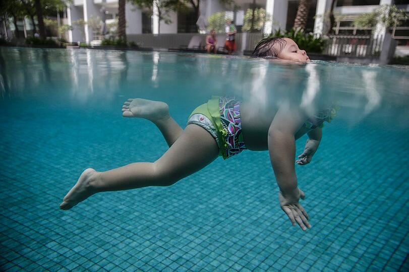 Weltrekord im Paddeln: eine Teilnehmerin paddelt in Malaysia in einem Becken. Der aktuelle Weltrekord liegt bei 199,35 Metern.
