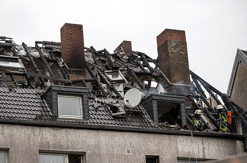 In Duisburg sind bei einem Wohnhaus-Brand zwei Menschen ums Leben gekommen.
