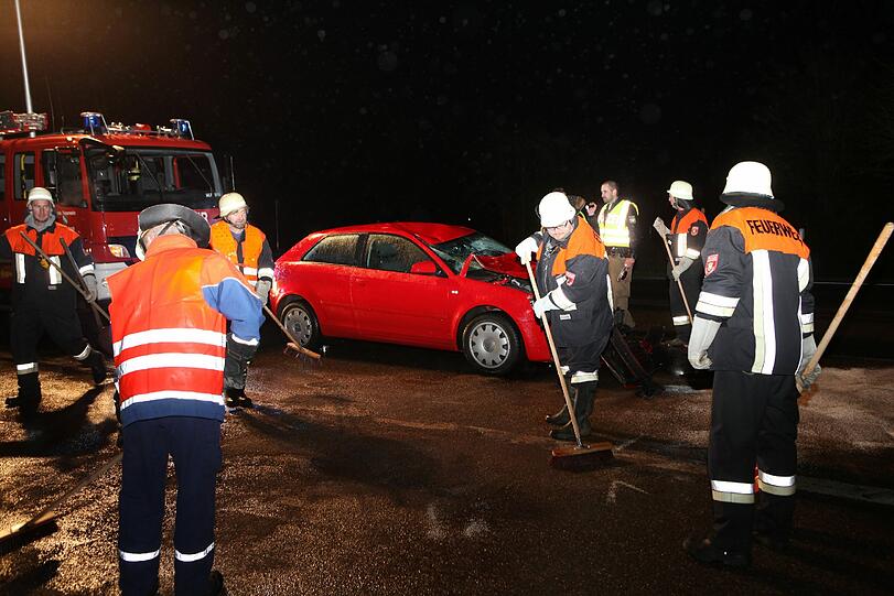 Die beiden Reiterinnen übersahen den Audi und wurden von ihm erfasst. Die Bilder von dem schrecklichen Unfall.