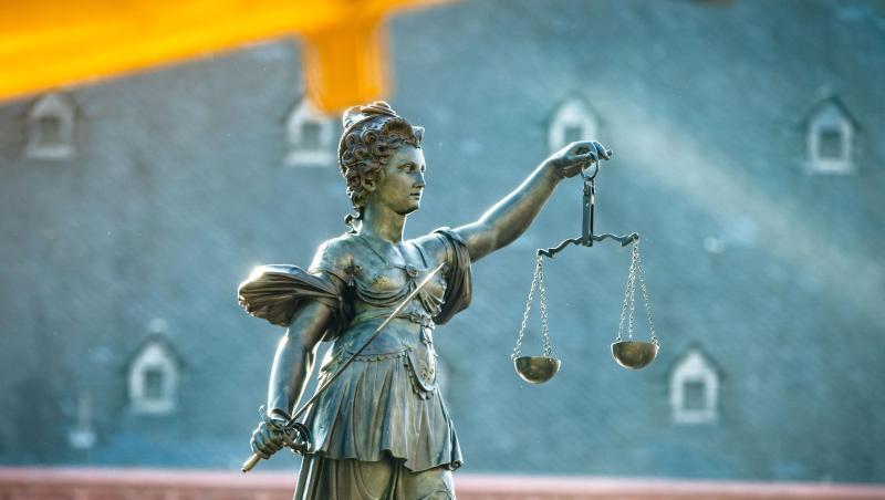 Eine Justitia-Figur hält eine Waage in der linken und ein Schwert in der rechten Hand. Foto: Frank Rumpenhorst/Archiv Eine Justitia-Figur hält eine Waage in der linken und ein Schwert in der rechten Hand. Foto: Frank Rumpenhorst/Archiv