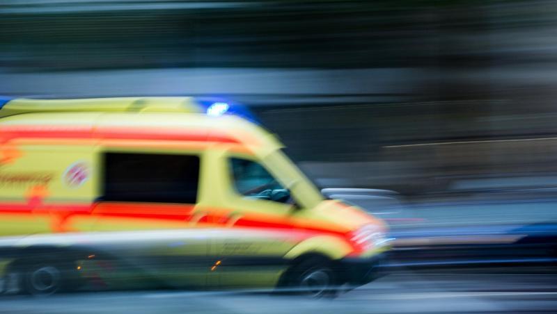 Ein Krankenwagen fährt mit Blaulicht bei einem Einsatz über die Straße. Foto: Arno Burgi/dpa-Zentralbild/dpa/Symbolbild Ein Krankenwagen fährt mit Blaulicht bei einem Einsatz über die Straße. Foto: Arno Burgi/dpa-Zentralbild/dpa/Symbolbild