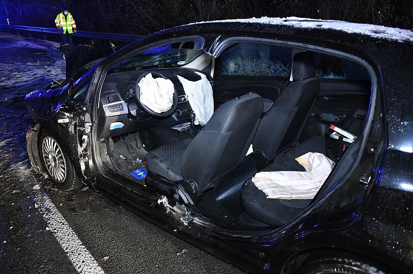 Die 33-Jährige prallte mit ihrem Auto frontal in das Fahrzeug der 20-Jährigen - beide wurden schwer verletzt.