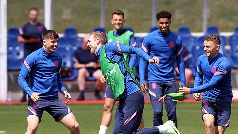 Bei der Fußball-EM starten die Engländer um Harry Kane (M.) ins Turnier.