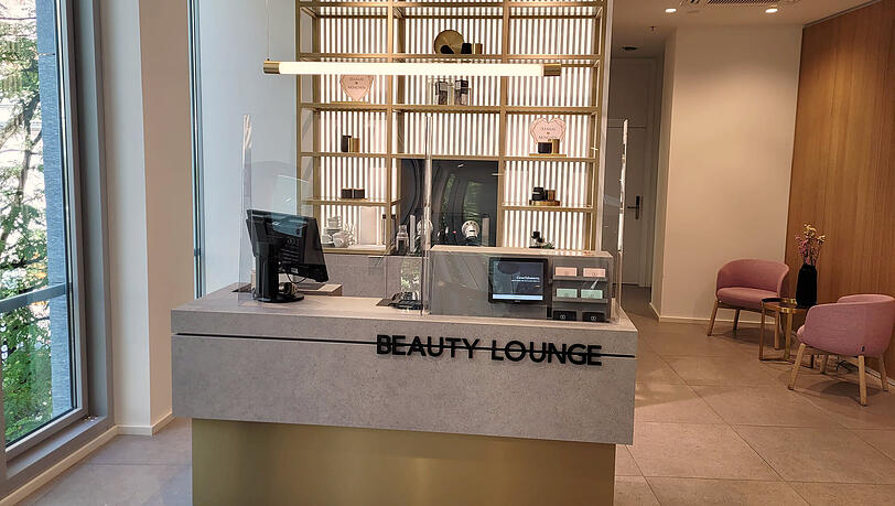 In der Beauty Lounge im zweiten Douglas-Obergeschoss gibt es eine eigenständige Arztpraxis In der Beauty Lounge im zweiten Douglas-Obergeschoss gibt es eine eigenständige Arztpraxis