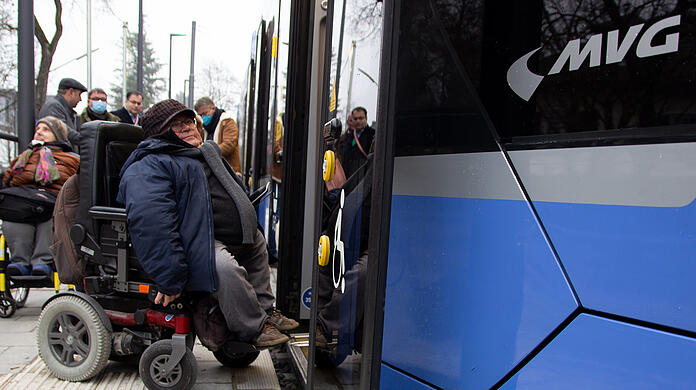 Der Behindertenbeauftragte Oswald Utz im Dezember 2022, damals stellten die Münchner Verkehrsbetriebe die erste barrierefreie Tramhaltestelle in Harlaching vor.