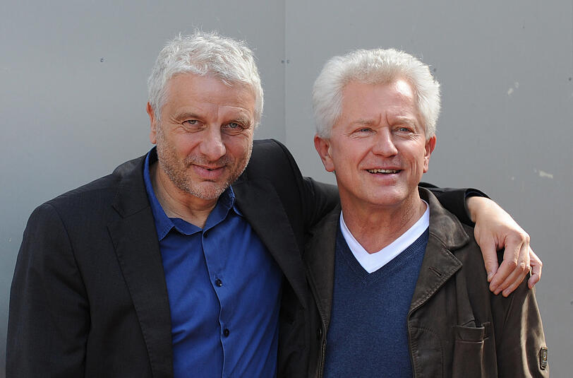 Die Schauspieler Udo Wachtveitl (als Kommissar Leitmayr, ll) und Miroslav Nemec (als Kommissar Batic) stehen am Rande der Dreharbeiten der &bdquo;Tatort&ldquo;-Folge 910 &bdquo;Am Ende des Flurs&ldquo;.