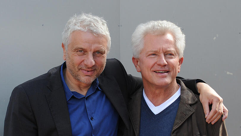 Die Schauspieler Udo Wachtveitl (als Kommissar Leitmayr, ll) und Miroslav Nemec (als Kommissar Batic) stehen am Rande der Dreharbeiten der &bdquo;Tatort&ldquo;-Folge 910 &bdquo;Am Ende des Flurs&ldquo;.