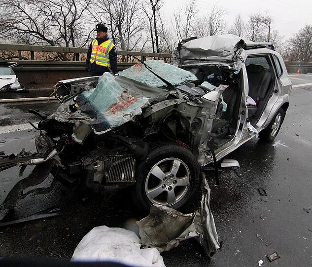 Eine Massenkarambolage mit einem Toten und mehreren Verletzten hat zur Vollsperrung der sonst vielbefahrenen Autobahn 57 zwischen Köln und Düsseldorf geführt - die Bilder.