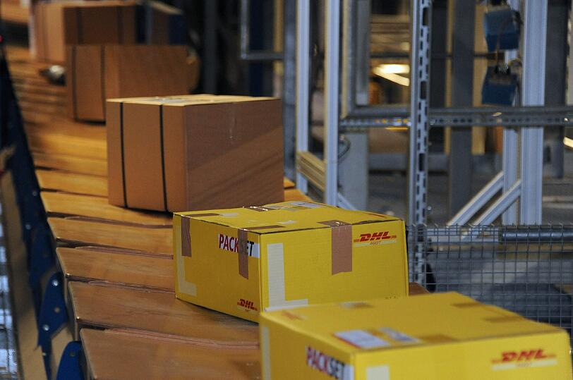 Voll beladene Paketbänder so weit das Auge reicht. Die Bilder aus dem Paketzentrum in Aschheim. Vor Weihnachten herrscht hier Hochbetrieb.