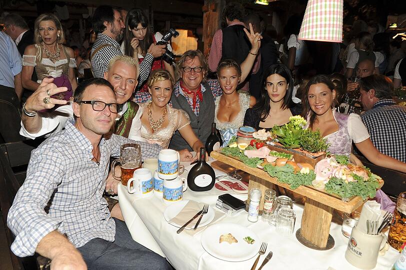 Thomas Kretschmann, H.P. Baxxter, Jennifer Knäble, Martin Krug und Freundin Julia Trainer, Felippa Tesic und Simone Ballack