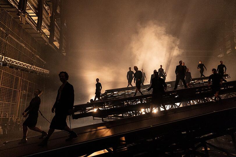Die "Bakchen" von Ulrich Rasche und Euripides im Burgtheater.