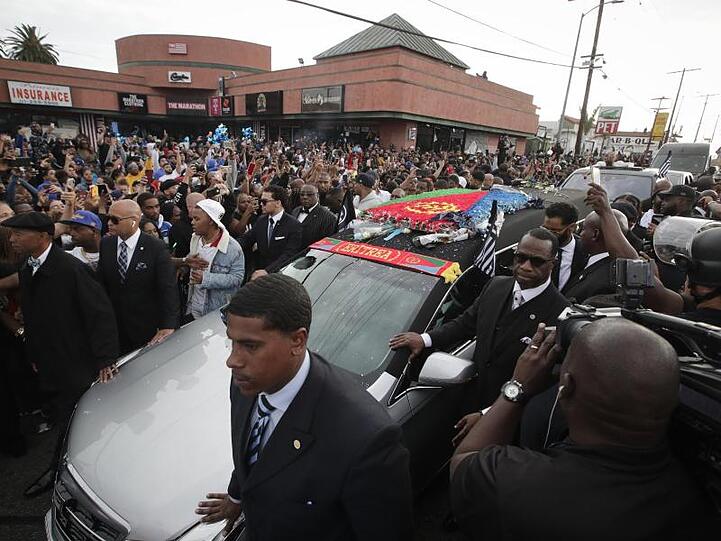 Menschen umringen den Leichenwagen mit den sterblichen Überresten von Nipsey Hussle.