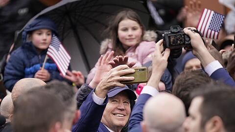 Selfie mit dem US-Präsidenten: Joe Biden während eines Rundgangs durch Dundalk.