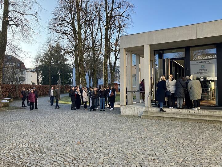 Eine lange Schlange vor dem Landgericht Traunstein.