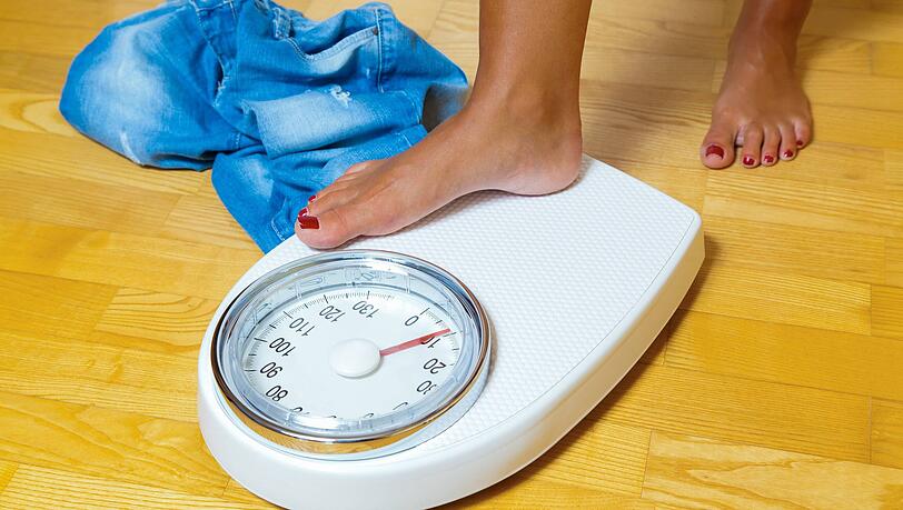 Trotz Diät zeigt die Waage keine verlorenen Kilos an? Dafür kann es mehrere Gründe geben.
