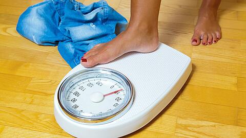 Trotz Diät zeigt die Waage keine verlorenen Kilos an? Dafür kann es mehrere Gründe geben.