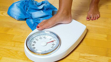 Trotz Diät zeigt die Waage keine verlorenen Kilos an? Dafür kann es mehrere Gründe geben.