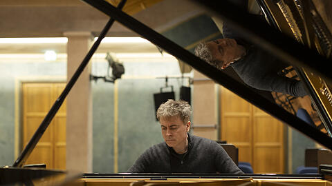 Der Pianist Paul Lewis im Herkulessaal.