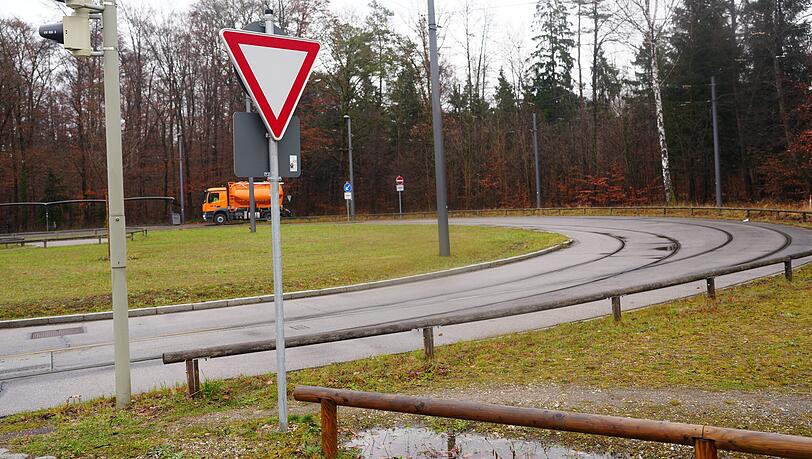 An einer Stelle muss man über die Gleise der Wendeschleife fahren, um zu dem früheren Bahnwärterhaus zu gelangen. An einer Stelle muss man über die Gleise der Wendeschleife fahren, um zu dem früheren Bahnwärterhaus zu gelangen.