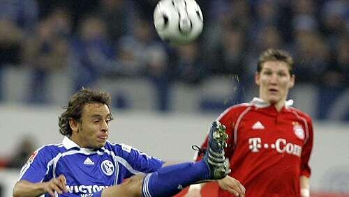 Geht da doch noch was: Rafinha (l.) im Duell mit Bastian Schweinsteiger - sind sie nächstes Jahr etwa Teamkollegen? Geht da doch noch was: Rafinha (l.) im Duell mit Bastian Schweinsteiger - sind sie nächstes Jahr etwa Teamkollegen?