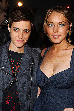 Kaum ein Paar in Hollywood, um das es so viele Gerüchte gibt, wie Lindsay Lohan und DJane Samantha Ronson. Durchfeierte Nächte und der Konsum von mehr oder weniger legalen Drogen schweißte die Beiden zusammen. Doch immer wieder trennten sie sich im Streit, angeblich mussten Nachbarn sogar die Polizei wegen der lauthalsen Auseinandersetzungen rufen. Momentan ist das Paar getrennt.