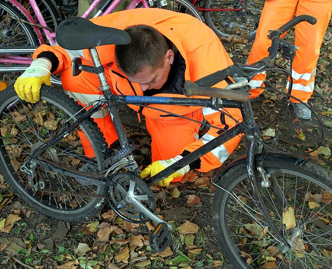 Schon 2011 hatten die Mitarbeiter der Stadt bei der Entsorgung der Schrott-Radl im Stadtgebiet jede Menge zu tun - die Bilder aus dem letzten Jahr.
