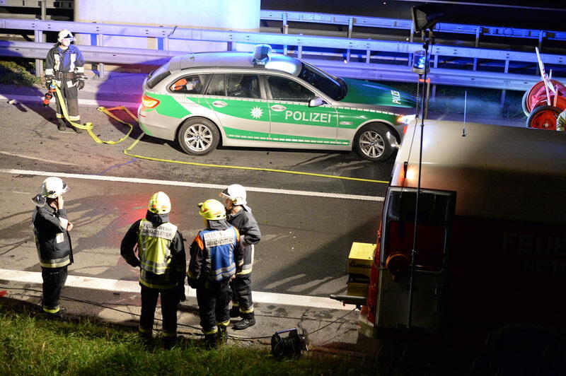 Unfall-Drama auf der A8 bei Grabenstätt: Eine französische Familie kracht mit ihrem Auto in ein Pannen-Auto. Bei dem Crash entsteht ein Trümmerfeld mit einer Länge von 300 Metern. Die Insassen kommen in die Klinik. Die Bilder...