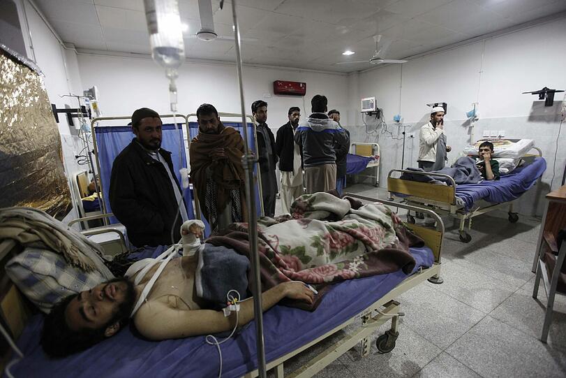 Die Menschen in Peshawar betrauern nach dem grausamen Anschlag auf eine Militärschule den Tod von 132 Schülern und neun weiteren Menschen.