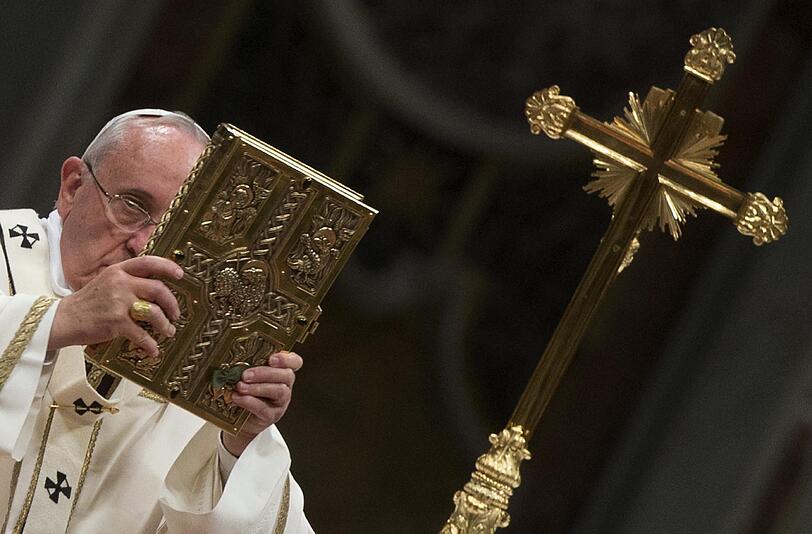 Papst Franziskus hat mit Tausenden Gläubigen und Pilgern die Osternacht im Petersdom gefeiert.