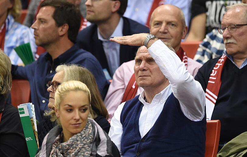 Uli Hoeneß zu Gast bei den Bayern Basketballern. Vor ihm sitzt Tennis-Ass Sabine Lisicki.