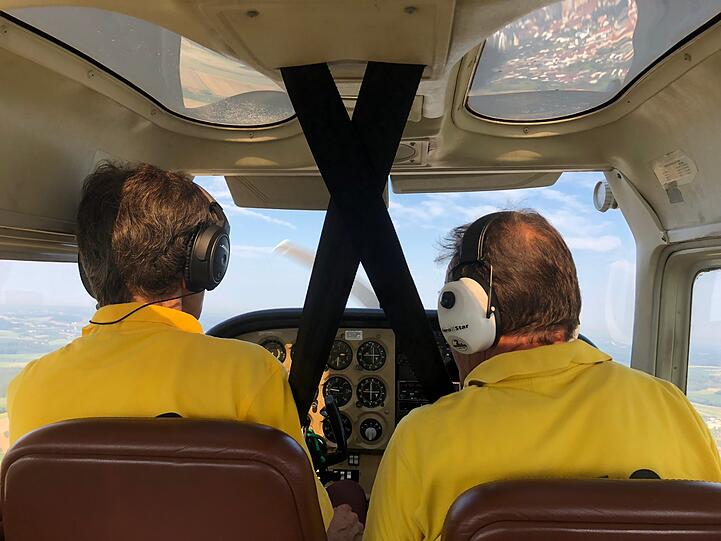 Pilot Bernd Markert (l.) und ADAC-Staubeobachter Robert Sandler (r.) halten Ausschau nach Staus.