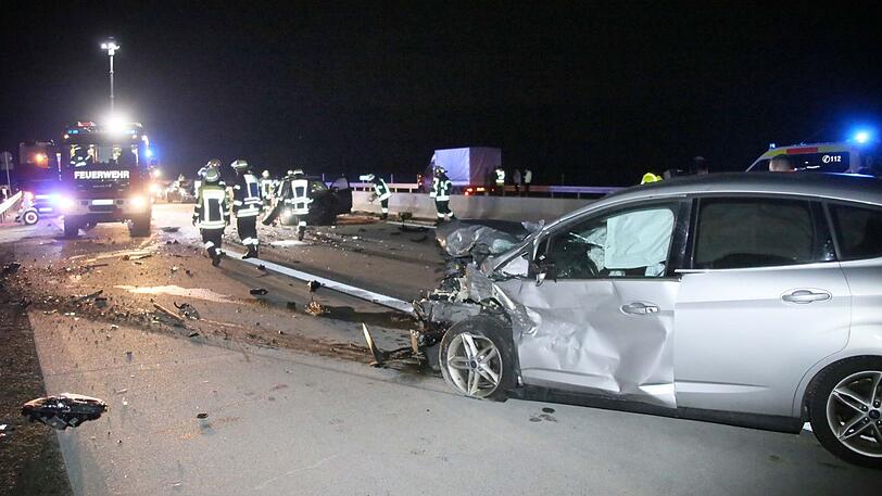 Ein silberner PKW ist in einen schwarzen Unfallwagen geprallt. Beide Fahrer kamen verletzt ins Krankenhaus.