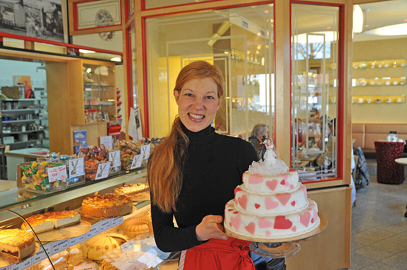 Verkäuferin Susanne im Familienbetrieb &bdquo;Detterbeck&ldquo;. Die Kuchen und das Eis sind berühmt sind.