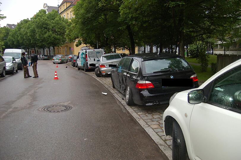 Spur der Verwüstung: Sieben geparkte Autos wurden bei der Unfallfahrt beschädigt.