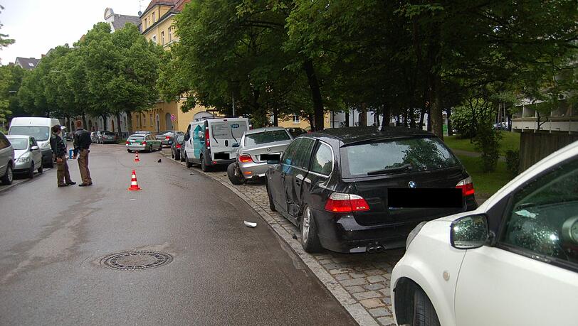 Spur der Verwüstung: Sieben geparkte Autos wurden bei der Unfallfahrt beschädigt. Spur der Verwüstung: Sieben geparkte Autos wurden bei der Unfallfahrt beschädigt.
