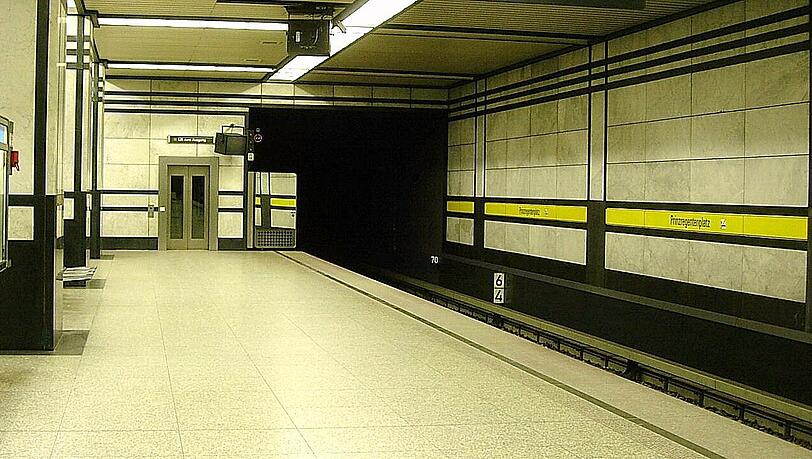 Hier fing alles an: An der U-Bahn-Haltestelle Prinzregentenplatz bekam ein 36-Jähriger einen Streit zwischen jungen Männern und einer älteren Frau mit - er schritt ein. (Archivbild) Hier fing alles an: An der U-Bahn-Haltestelle Prinzregentenplatz bekam ein 36-Jähriger einen Streit zwischen jungen Männern und einer älteren Frau mit - er schritt ein. (Archivbild)