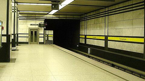 Hier fing alles an: An der U-Bahn-Haltestelle Prinzregentenplatz bekam ein 36-Jähriger einen Streit zwischen jungen Männern und einer älteren Frau mit - er schritt ein. (Archivbild)