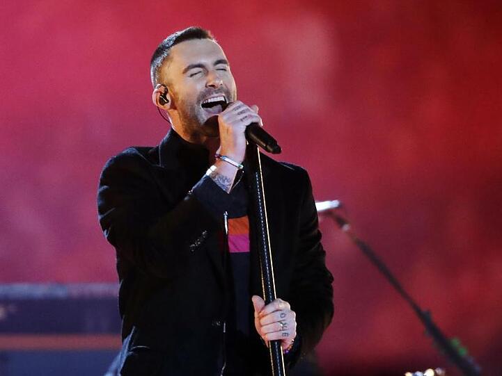 Adam Levine von der Band Maroon 5 in der Halbzeit des Super Bowls.