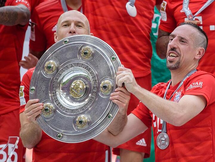 Arjen Robben (l) und Franck Ribéry feiern die deutsche Meisterschaft.