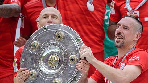 Arjen Robben (l) und Franck Ribéry feiern die deutsche Meisterschaft.