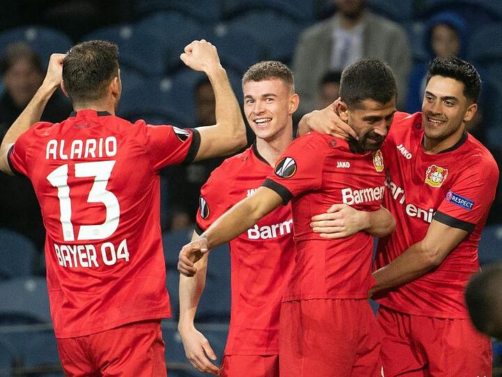 Die Leverkusener Lucas Alario (l-r), Daley Sinkgraven, Kerem Demirbay und Nadiem Amiri bejubeln das 2:0 beim FC Porto.