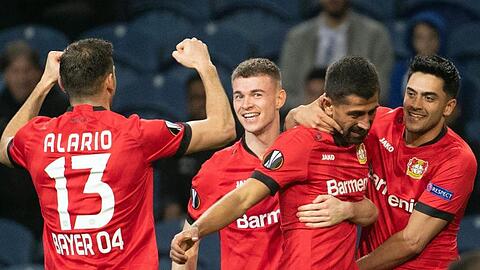 Die Leverkusener Lucas Alario (l-r), Daley Sinkgraven, Kerem Demirbay und Nadiem Amiri bejubeln das 2:0 beim FC Porto.