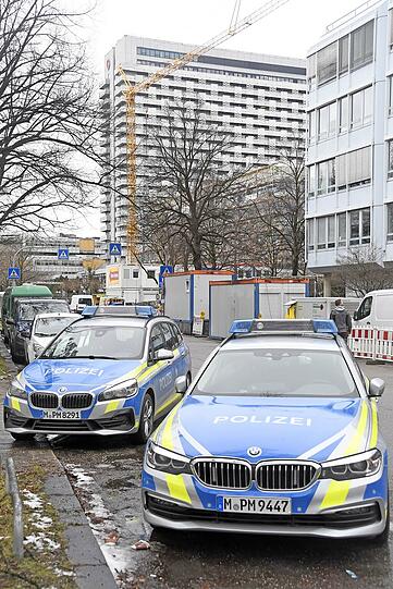 Nach Angaben der Polizei hatte der Täter das Geschäft gegen 13.10 Uhr mit einer Sturmhaube über dem Kopf betreten.