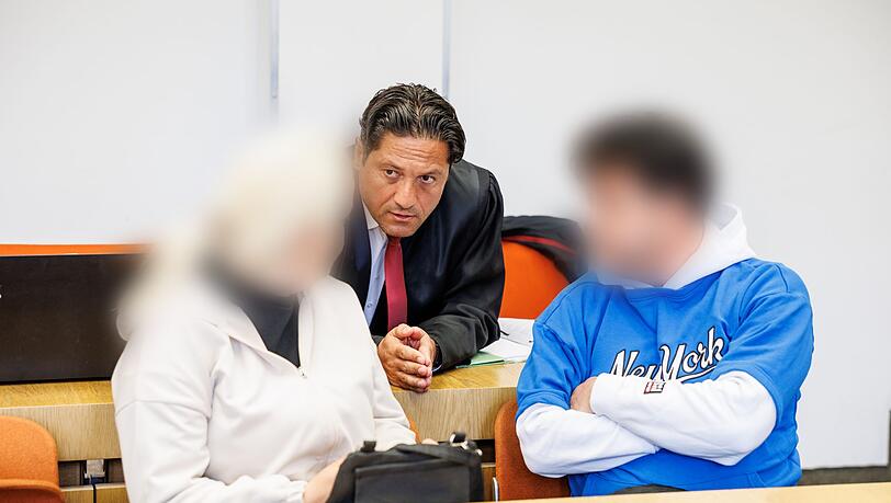 Rechtsanwalt Ömer Sahinci redet mit seinen Mandanten, einem wegen Erpressung angeklagten angeblichen Hellseher.