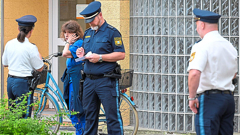 Polizeibeamte befragen am Donnerstagnachmittag in der Schmalkaldener Straße Anwohner, ob sie den Streit zwischen zwei Männern am Montag gesehen haben und vielleicht sogar Zeugen des tödlichen Schusses geworden sind. Polizeibeamte befragen am Donnerstagnachmittag in der Schmalkaldener Straße Anwohner, ob sie den Streit zwischen zwei Männern am Montag gesehen haben und vielleicht sogar Zeugen des tödlichen Schusses geworden sind.