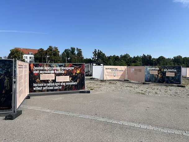 Leicht verläuft man sich in den verschiedenen Themenbereichen der Ausstellung auf der Waitzinger Wiese in Landsberg. Leicht verläuft man sich in den verschiedenen Themenbereichen der Ausstellung auf der Waitzinger Wiese in Landsberg.